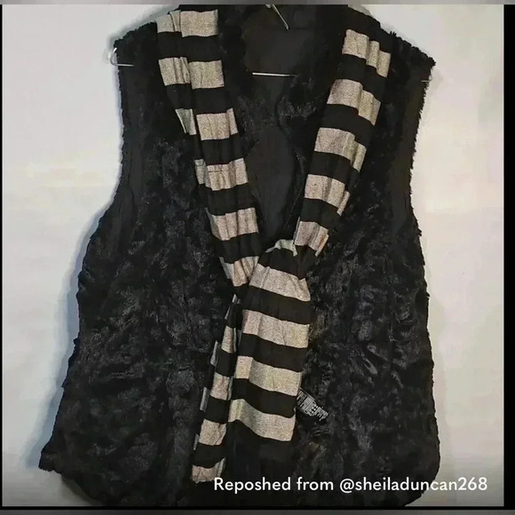 Woman’s blackk fluffy vest with the scarf - Picture 1 of 2